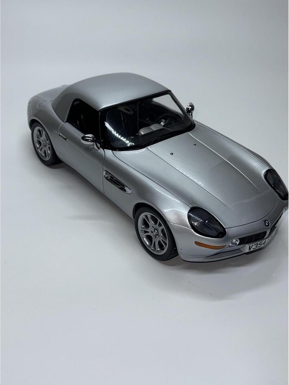 Kyosho JAMES BOND 007 BMW Z8 Spider "The World is Not Enough" 1:12 Diecast Car